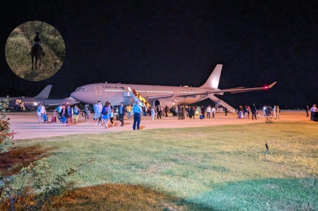 Avión militar que trajo a Clara desde Israel a la Base Aérea de Torrejón de Ardoz, en detalle, Clara montando a caballo