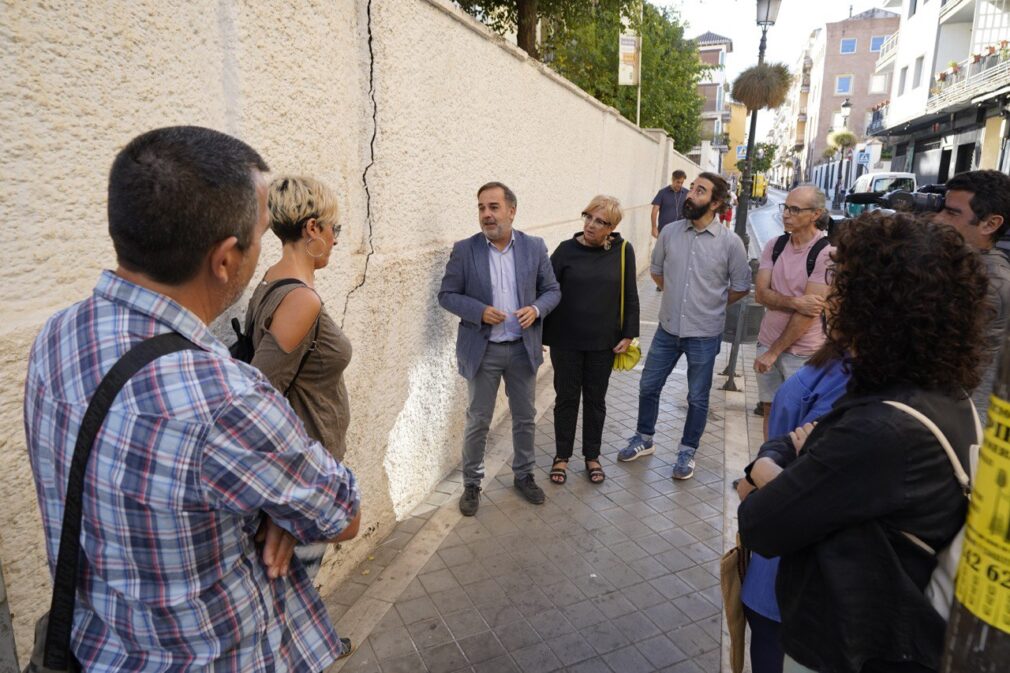 Calvo y Leyva junto al muro afectado con padres y madres