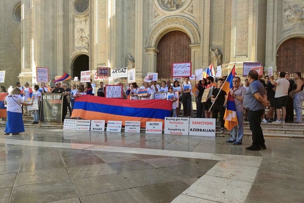 Granada.- La comunidad armenia recuerda a los refugiados de Nagorno Karabaj ante la Catedral