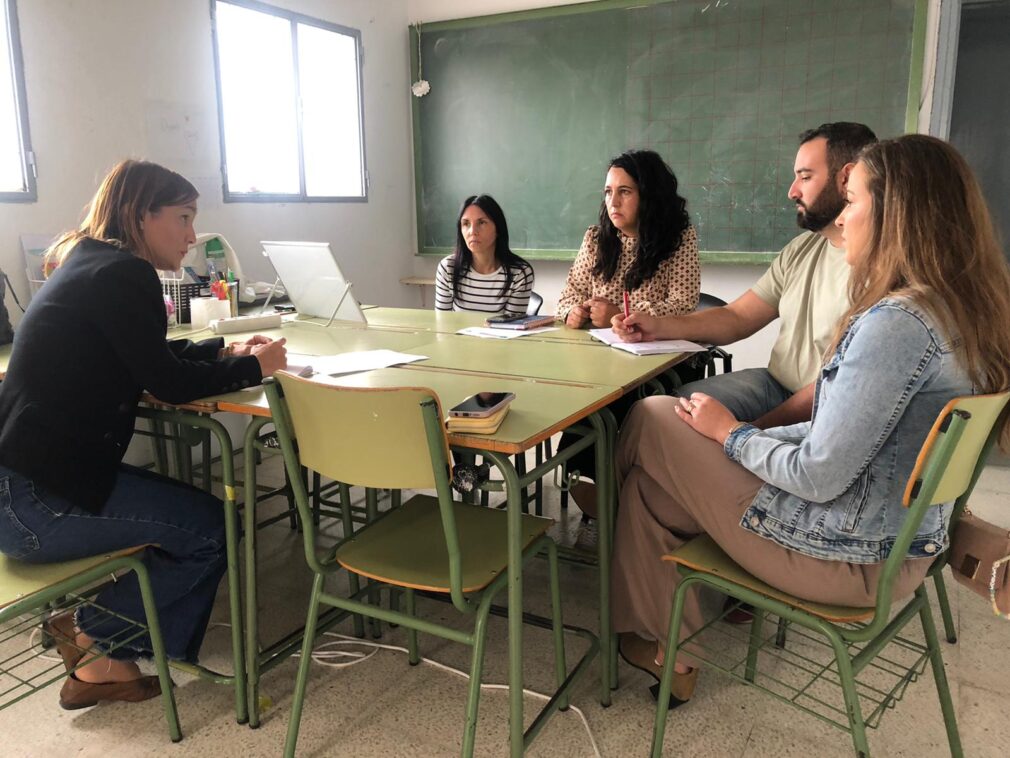 FOTO. Encuentro de Olga Manzano con miembros del AMPA Los Aljibes del CEIP San Isidro Labrador de Cuevas del Campo 20231023