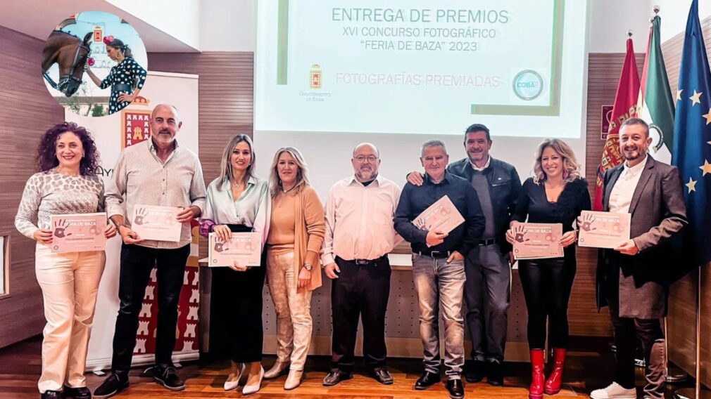 Ganadores del XVI Certamen Fotográfico Feria de Baza, con la foto de María Gallardo López que ilustrará el cartel de la feria en detalle