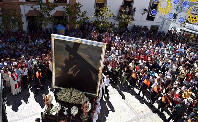 Granada.- Unos 10.000 fieles acompañan al Cristo del Paño, en una jornada marcada por la devoción y el calor