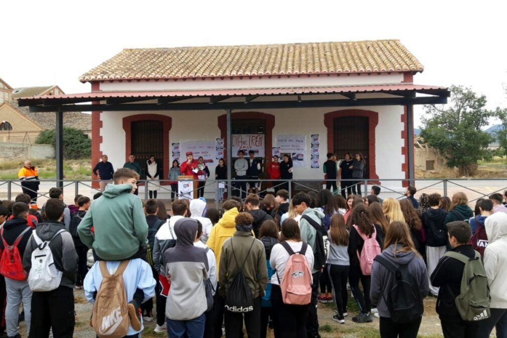 Trescientos alumnos de Secundaria reclaman en Caniles la vuelta de la línea Guadix-Baza-Almanzora-Lorca