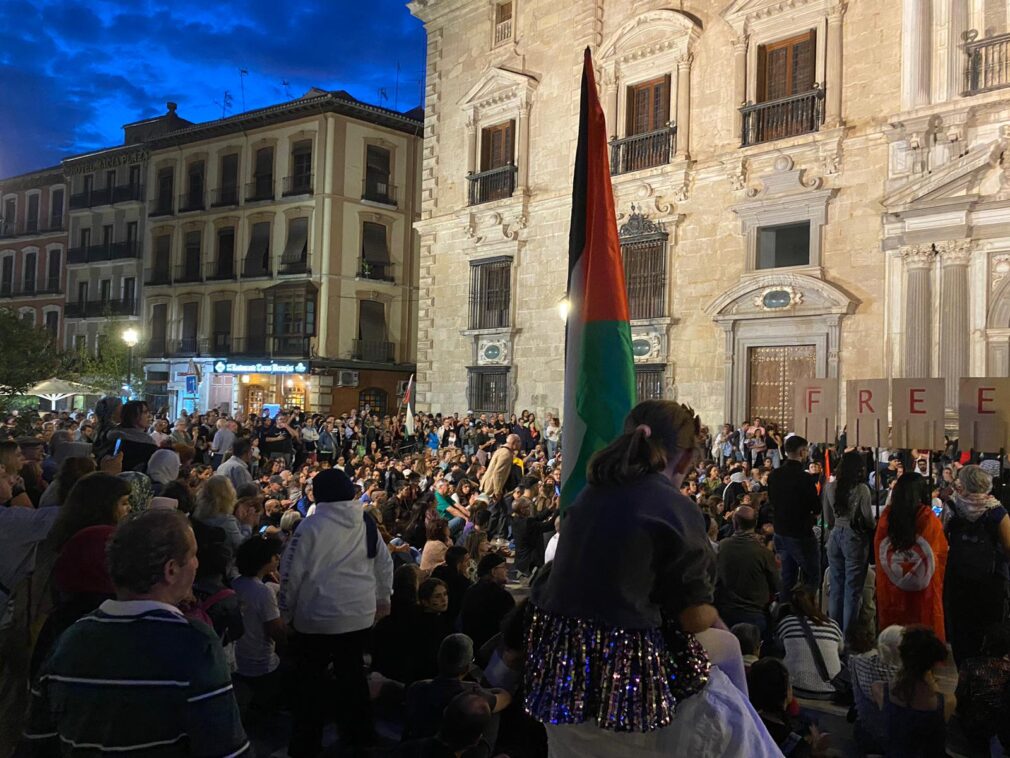 Manifestación en apoyo a Gaza y Palestina, y "contra el terrorismo israelí" frente a la sede del Tribunal Superior de Justicia de Andalucía (TSJA), en Plaza Nueva, Granada 3