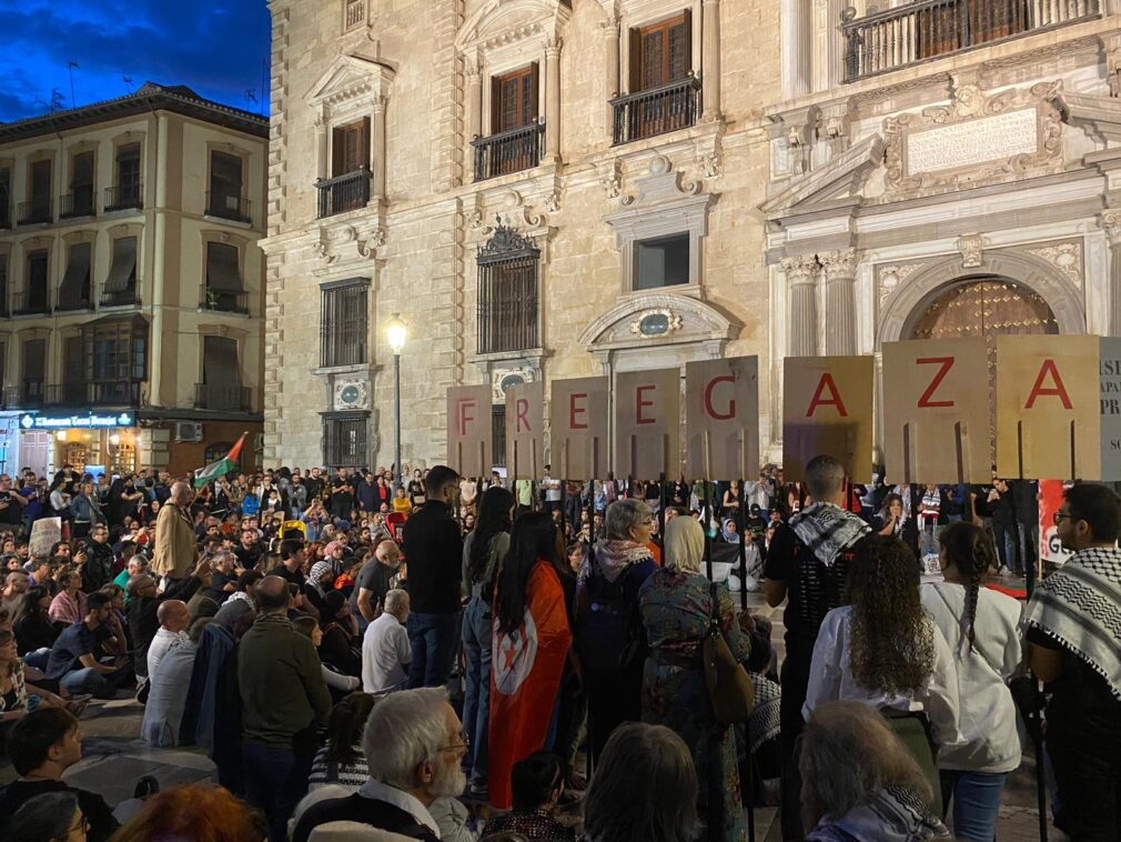 Manifestación en apoyo a Gaza y Palestina, y "contra el terrorismo israelí" frente a la sede del Tribunal Superior de Justicia de Andalucía (TSJA), en Plaza Nueva, Granada