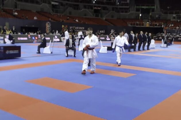 Álex Jiménez, con cinturón rojo, durante su combate ante Tzanos | Foto: World Karate Federation