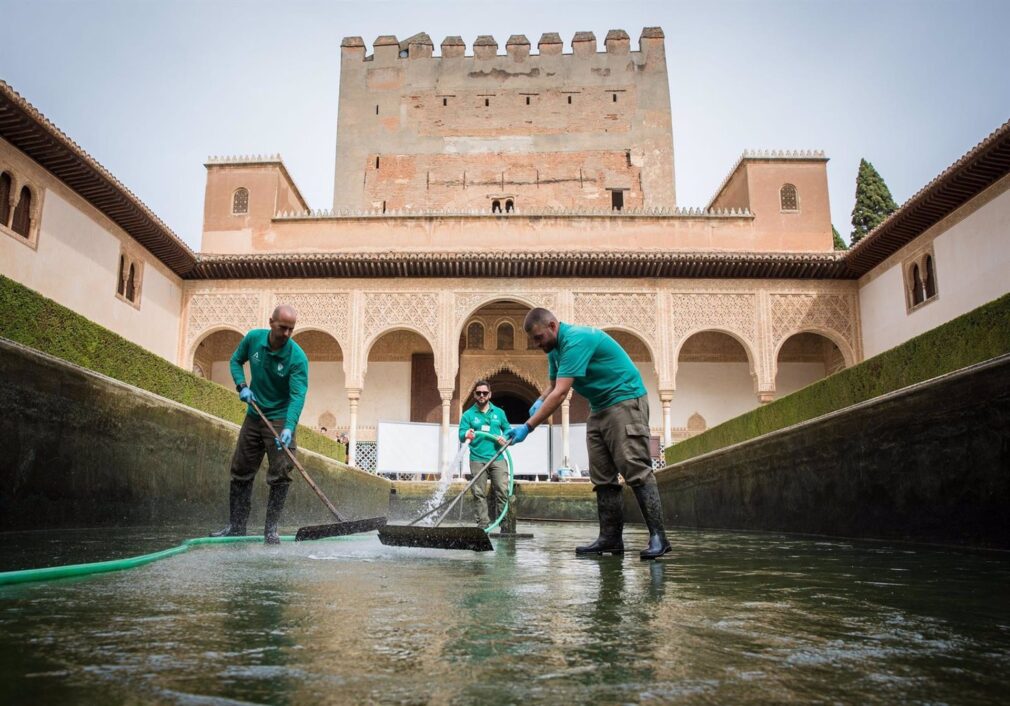 Granada.- La Alhambra vacía la emblemática alberca del Patio de los Arrayanes para tareas de restauración