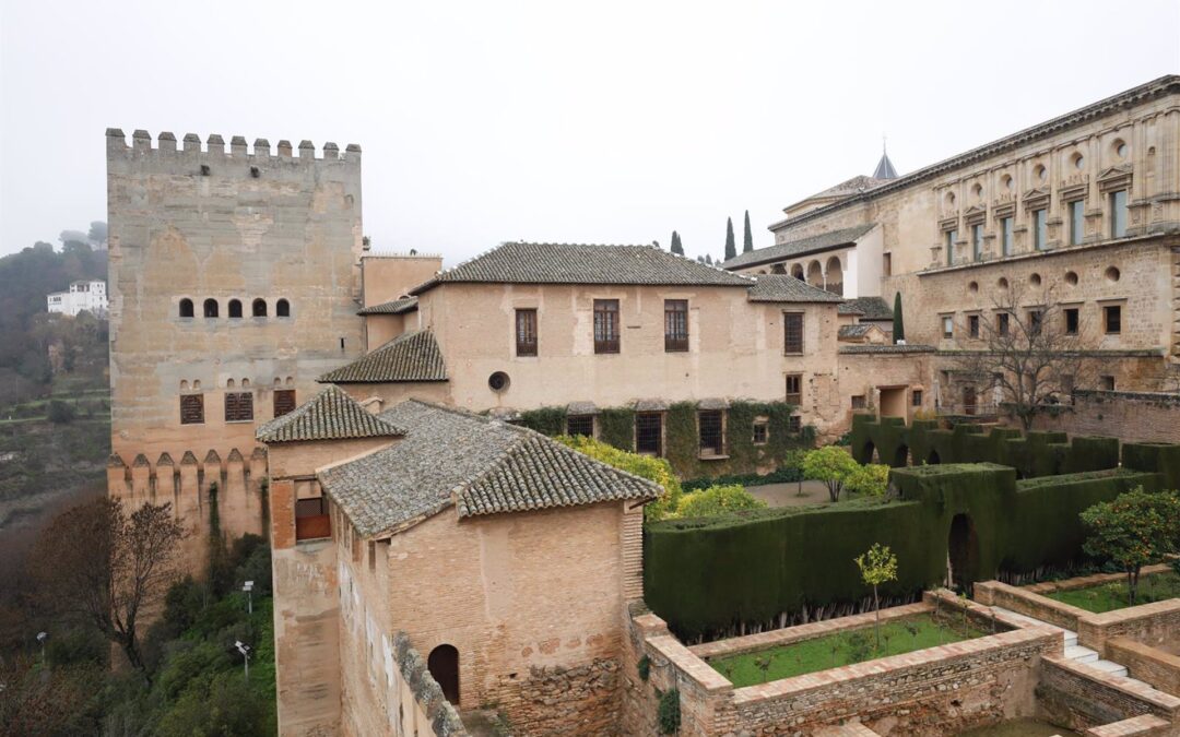 La Alhambra permanece abierta a la espera de la evolución de la situación meteorológica