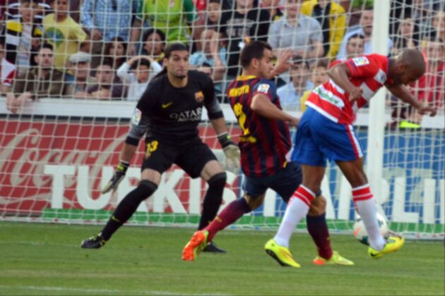 Brahimi anota el gol con el que el Granada venció al Barcelona | Foto: Archivo GD