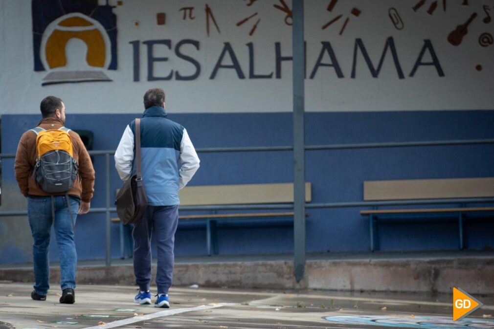 Alumnos entrando en el IES Alhama