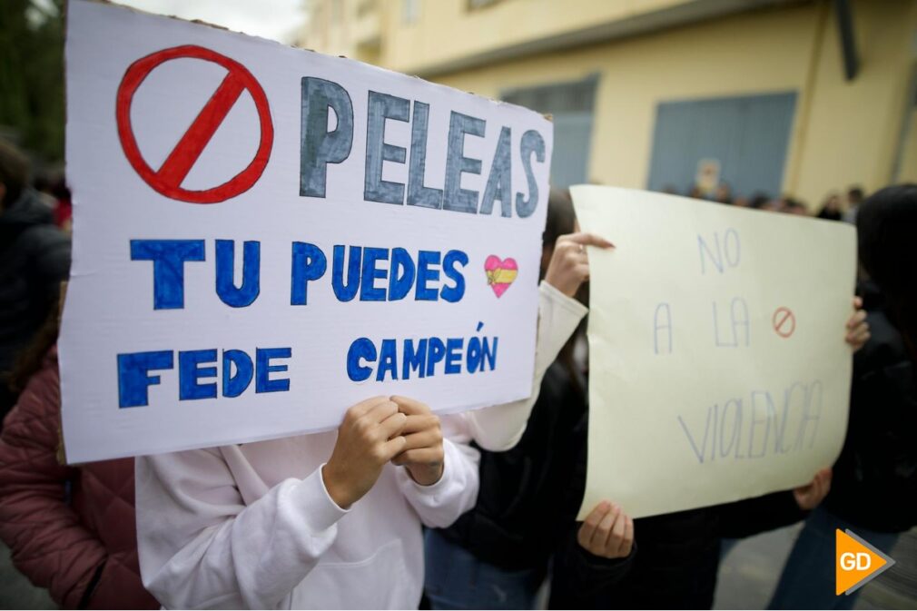 Concentración y manifestación en Alhama de Granada tras la brutal paliza a un joven a la salida del instituto IES Alhama de Granada