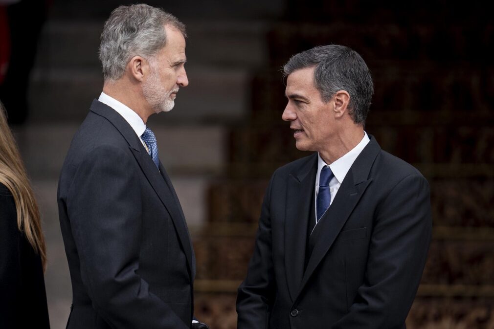 El Rey Felipe (i) y el presidente del Gobierno en funciones, Pedro Sánchez (d), en la tribuna del acto de jura de la Constitución ante las Cortes Generales FOTO A Perez Meca- EP