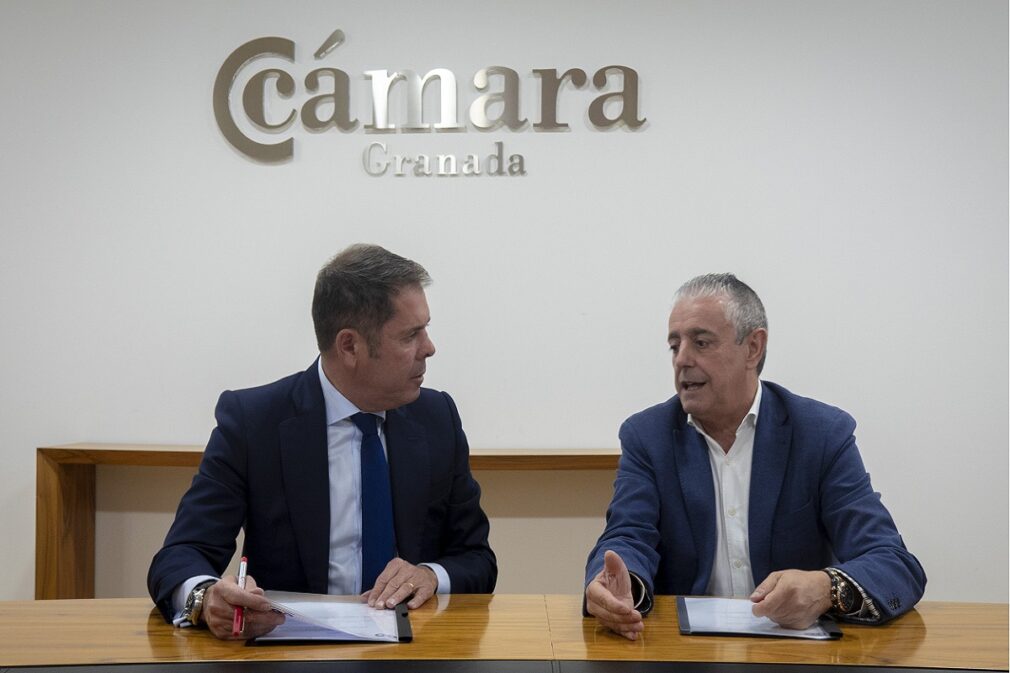 El presidente de Cámara Granada, Gerardo Cuerva, y el director gerente de Cámara Certifica, Martín Pita, han firmado un convenio de colaboración