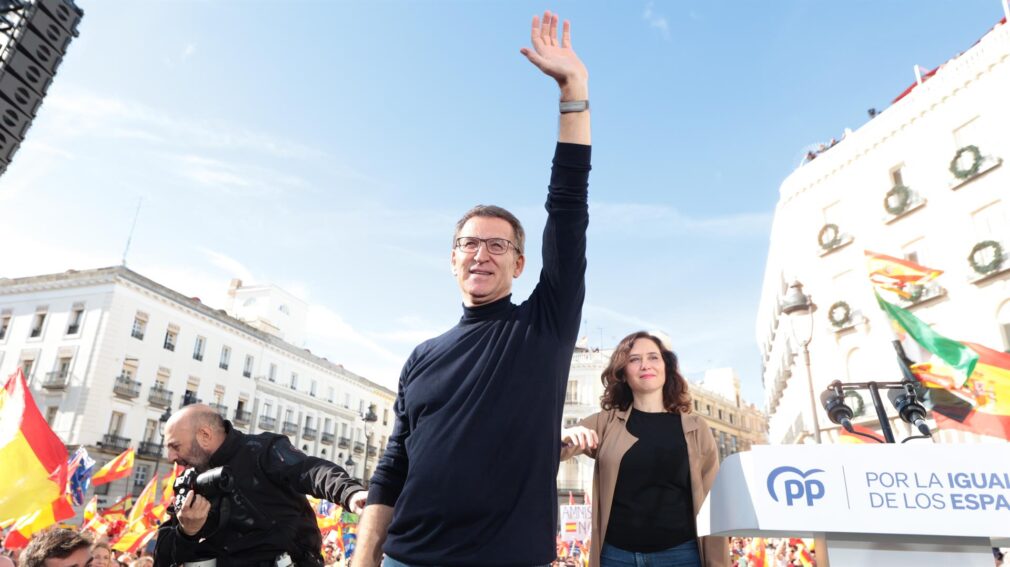 El presidente del PP, Alberto Núñez Feijóo, saluda durante una manifestación contra la amnistía, en la Puerta del Sol - Foto Jesús Hellín - EP