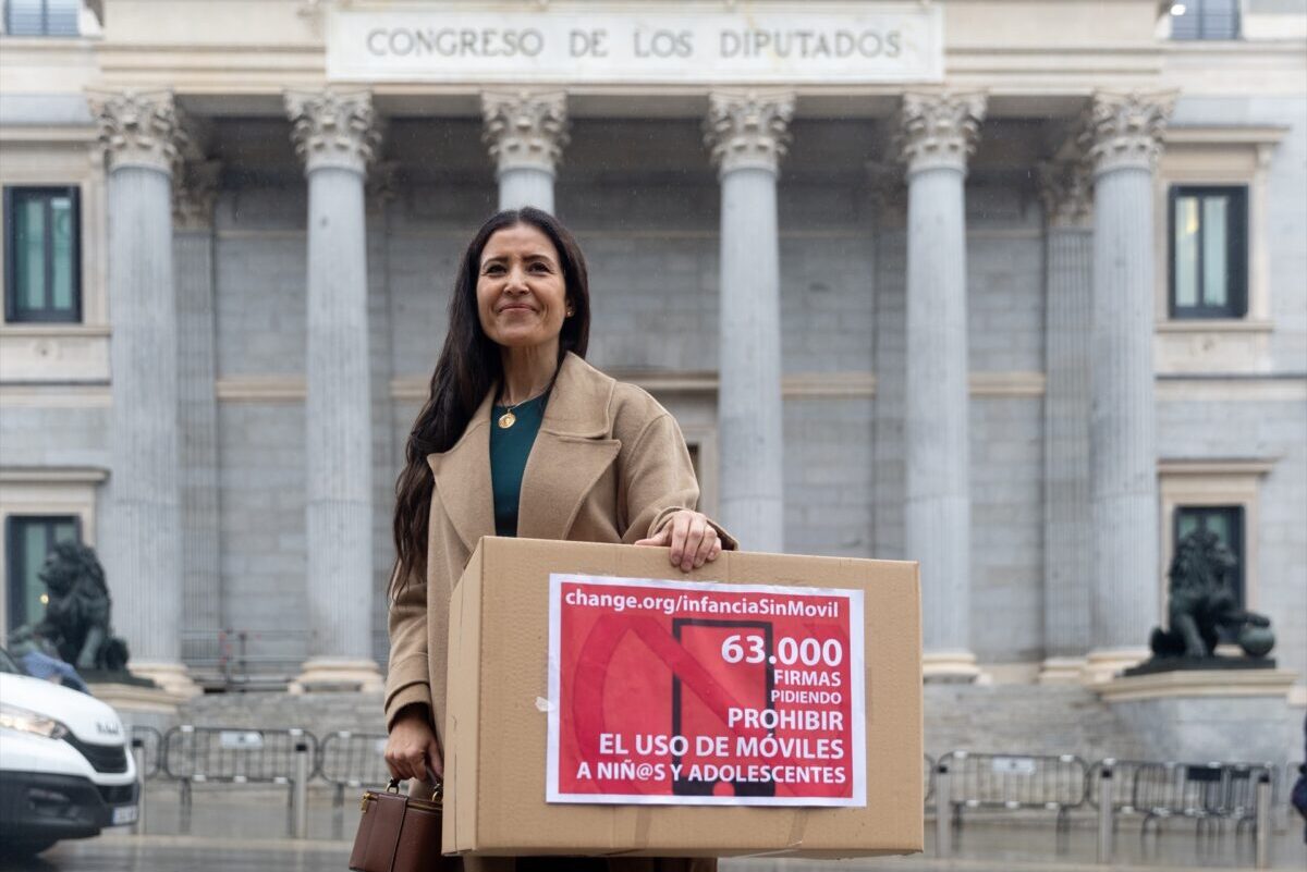 Dos profesoras entregan en el Congreso más de 63.000 firmas para prohibir el uso de móviles en la infancia