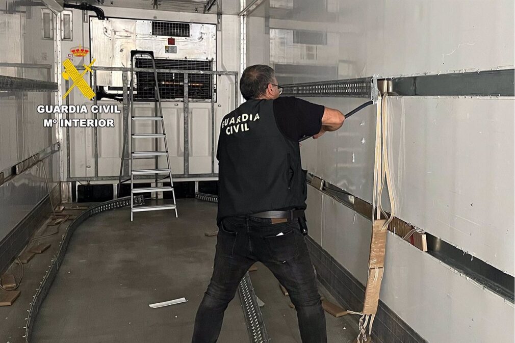 Granada.-Sucesos.- Hallan en el puerto de Motril más de 107 kilos de hachís en un doble fondo del remolque de un camión