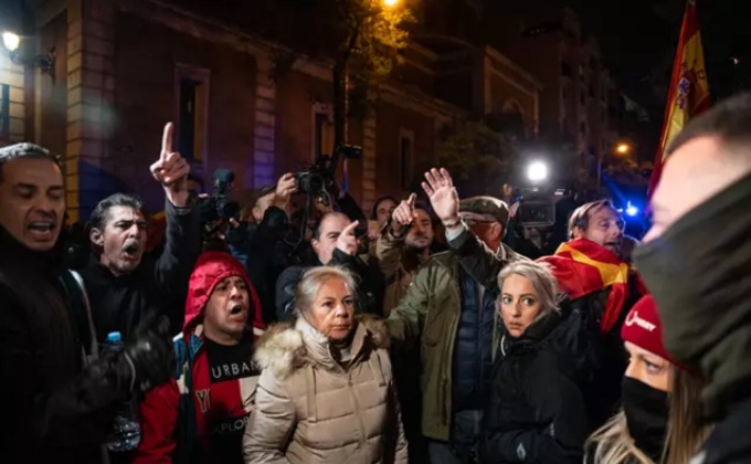 Manifestantes en Ferraz este miércoles - Foto Matías Chiofalo - EP