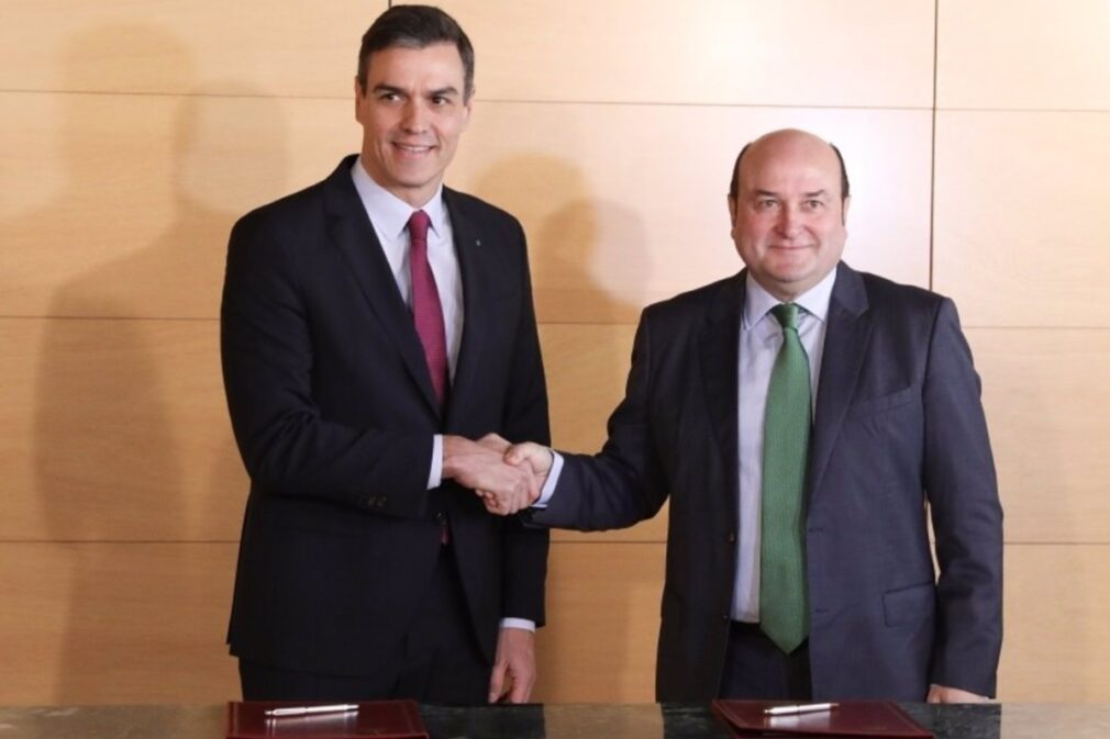 Archivo - El presidente Pedro Sánchez y el líder del PNV, Andoni Ortuzar, durante la firma del acuerdo de investidura en Madrid - PNV - Archivo