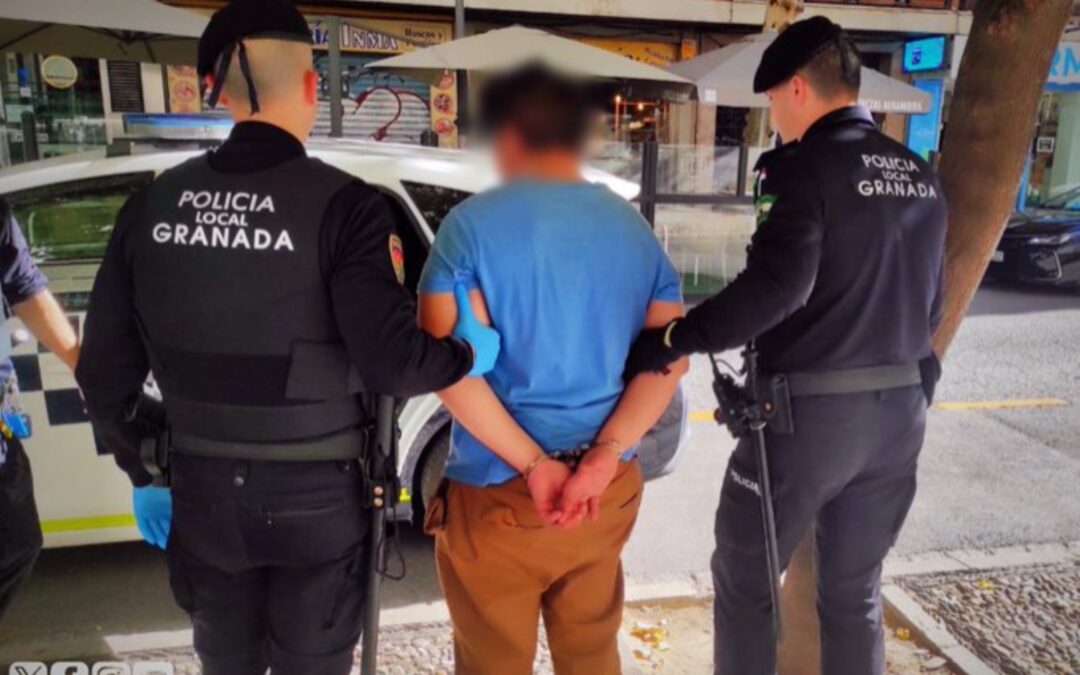 Detienen a un hombre en la capital tras agredir en la calle a su expareja