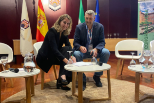 Sandra Fernández, gerente de la Fundación Agua de Coco, y Francisco Cerezuela, vicepresidente del Colegio Veterinarios de Granada