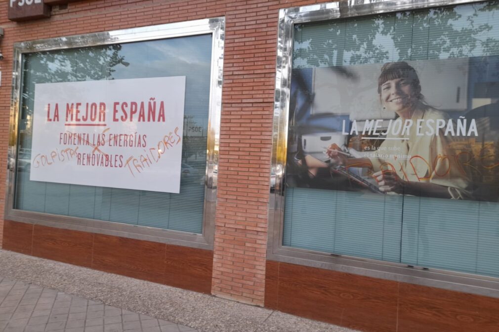 Pintadas vandálicas en la sede del PSOE de Granada