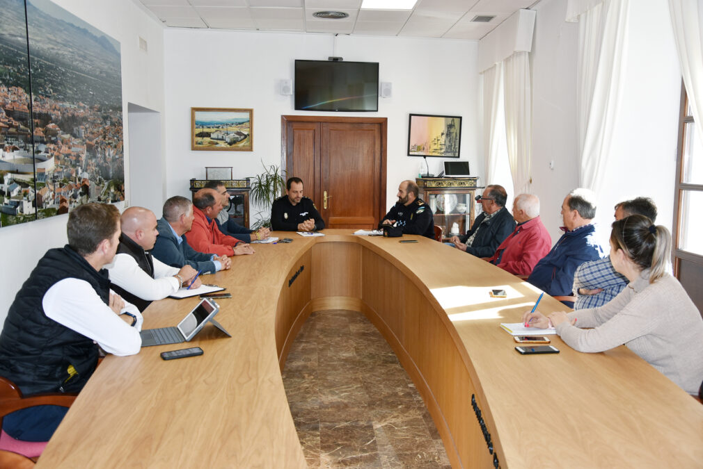 Reunión entre la Policía Nacional, la Policía Local y los agricultores de Baza en el Ayuntamiento de Baza para minimizar el robo en el inicio de la campaña de recogida de aceitunas