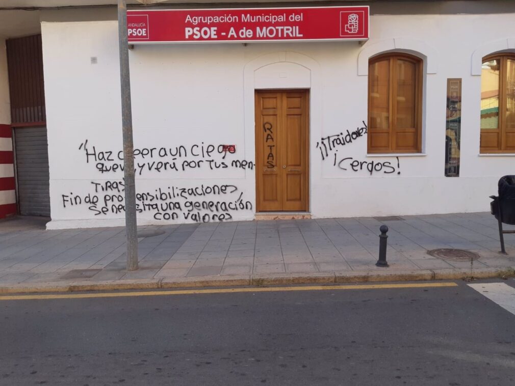 PSOE de Motril lamenta los "repudiables actos vandálicos" de este viernes en la fachada de su sede
