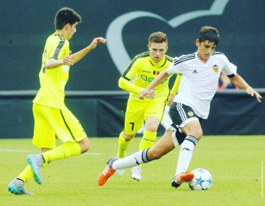 Gonzalo Villar conduce el balón durante su etapa en el Valencia | Foto: Instagram