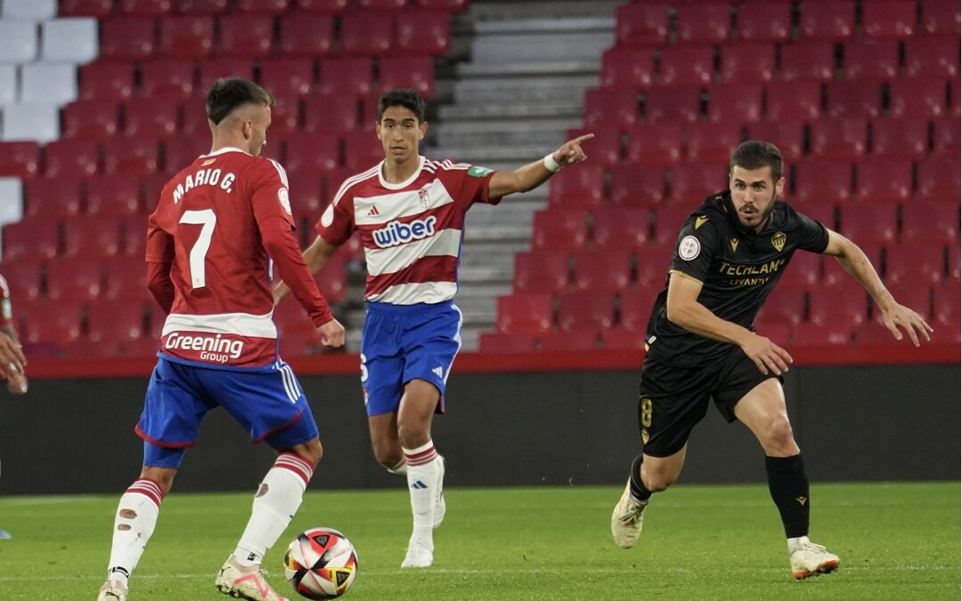 El Recreativo Granada pierde con el líder en Los Cármenes