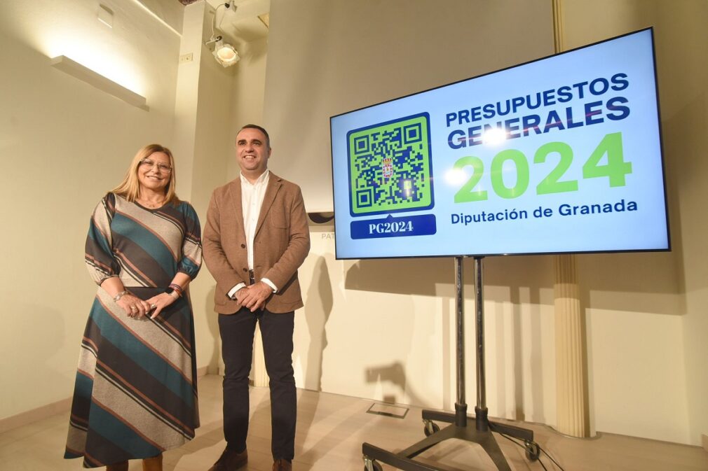 Ana Molina, diputada de Economía y Atención al Alcalde, y Francis Rodríguez, presidente de la Diputación, presentan los presupuestos provinciales de Granada para 2024