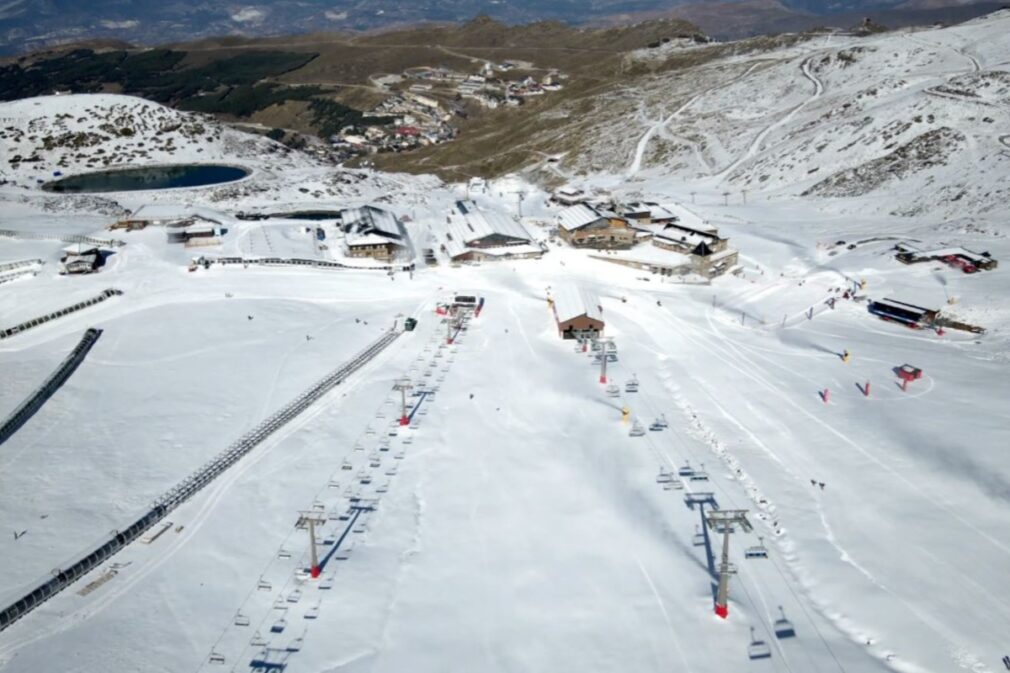 Panorámica de Sierra Nevada, con Borreguiles nevado y Pradollano sin nieve