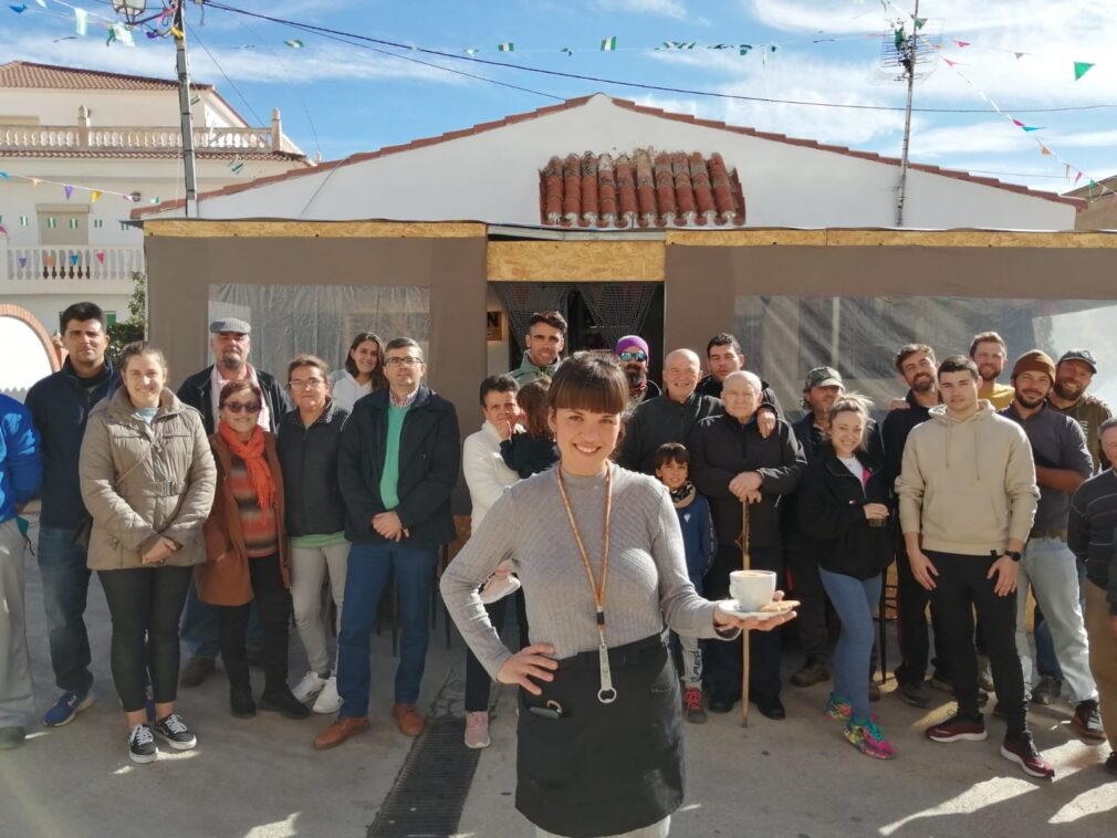 La pedanía de Yátor, en la Alpujarra granadina, reabre su único bar con la ayuda de Empleo, Noelia Ortega sujeta un café en la foto
