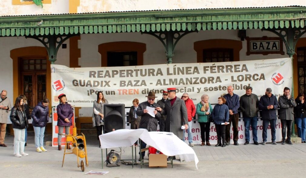 Colectivos ferroviarios anuncian medidas legales por el estudio informativo del tren Guadix Baza Almanzora Lorca.