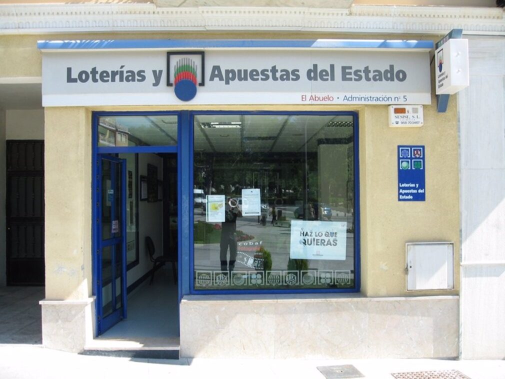 Granada.- Lotería.- La Administración 'El Abuelo' de Baza se estrena en el Sorteo de Navidad con un décimo del 45.353