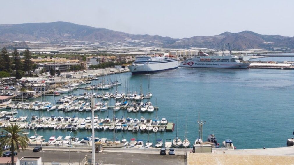 Granada.-Sucesos.- Trasladados desde un islote cercano a la isla de Alborán a Motril 80 migrantes, ocho de ellos menores