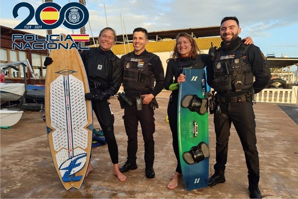 Granada.- Sucesos.- Agentes de la Policía Nacional salvan la vida a dos kitesurfistas en Motril