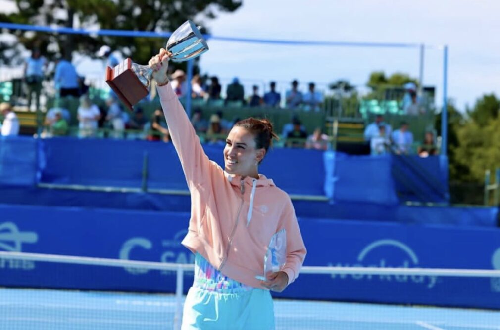 Nuria Párrizas levanta la copa que le acredita como campeona del WTA 125 Canberra, Foto, Real Federación Española de Tenis