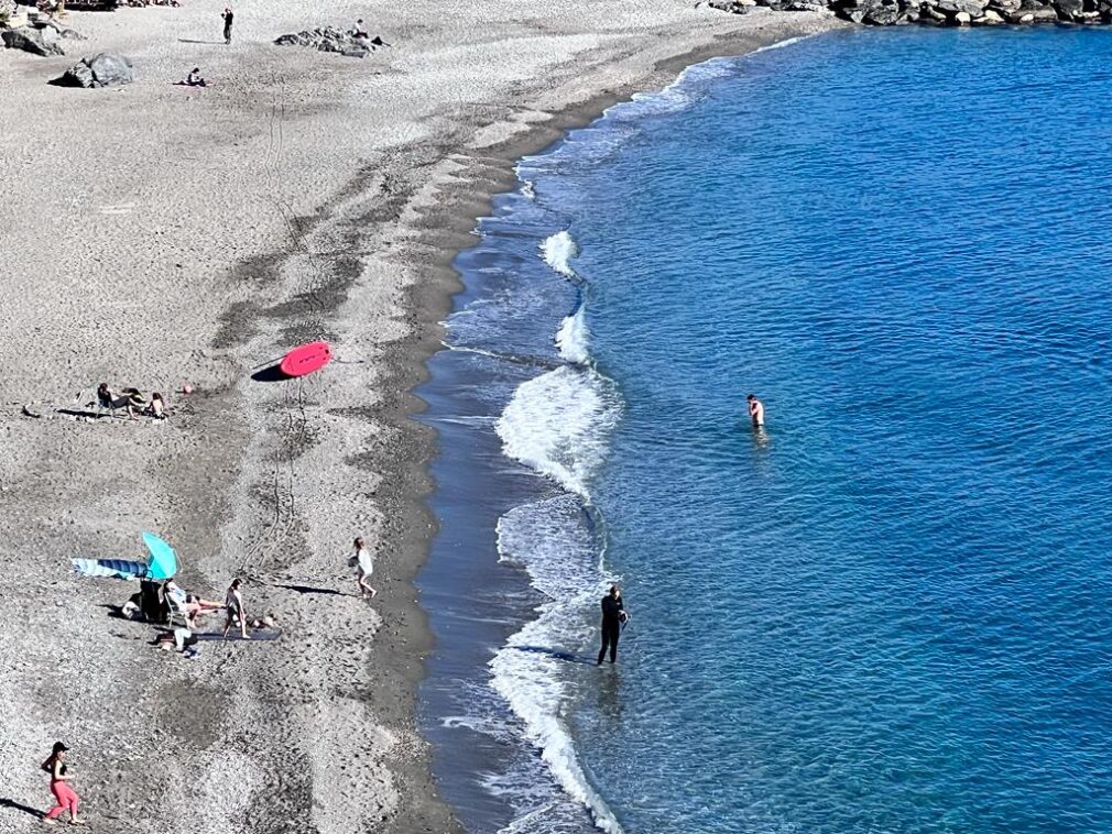 Turistas se bañan el 1 de enero en las playas de San Cristóbal y La Caletilla de Almuñécar