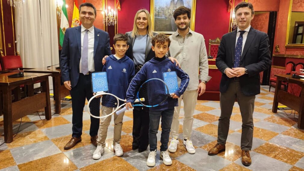 Granada.- El Ayuntamiento rinde homenaje a dos jóvenes deportistas que ya brillan en el tenis andaluz