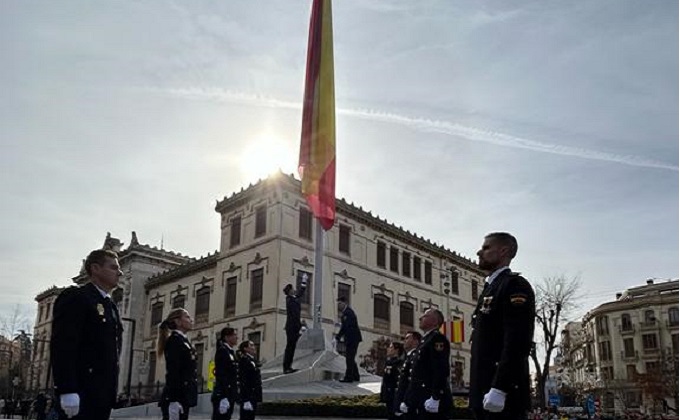 izado bandera policia nacional en granada