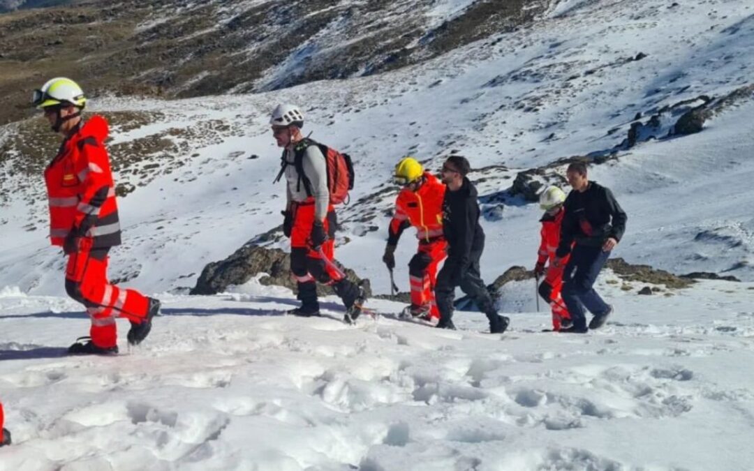 Rescatan a un senderista accidentado en Sierra Nevada tras caer unos diez metros