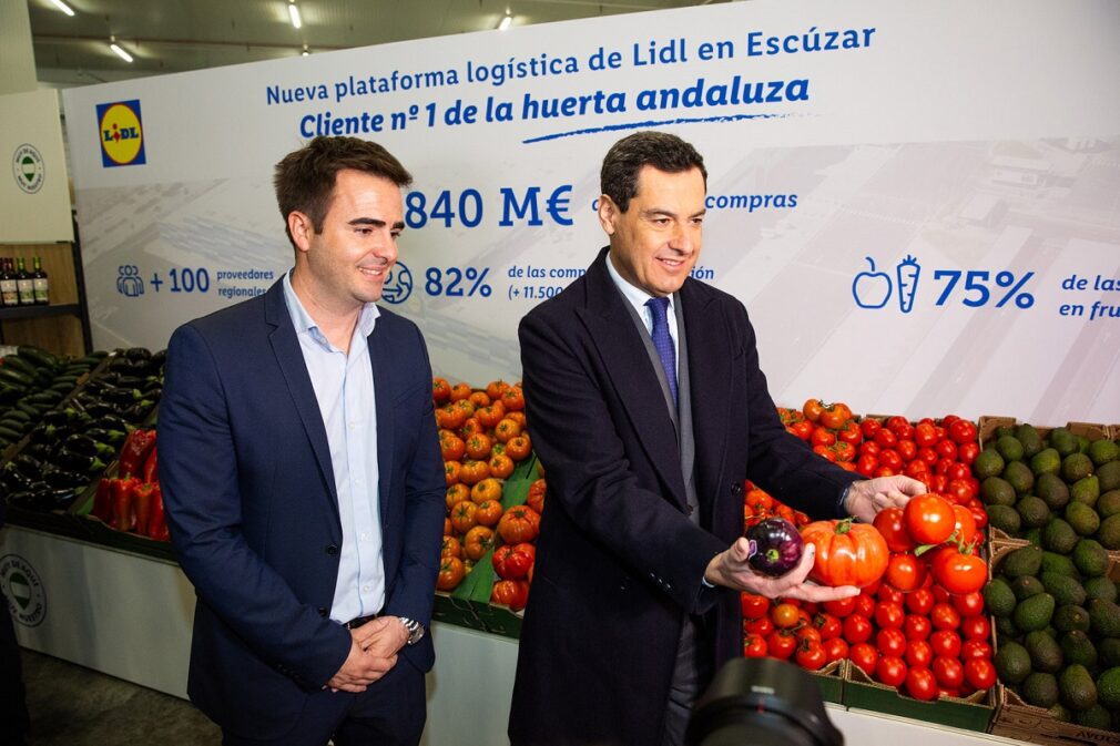 Carlos Martínez, director regional de Lidl en Andalucía, junto con Juanma Moreno, presidente de la Junta de Andalucía