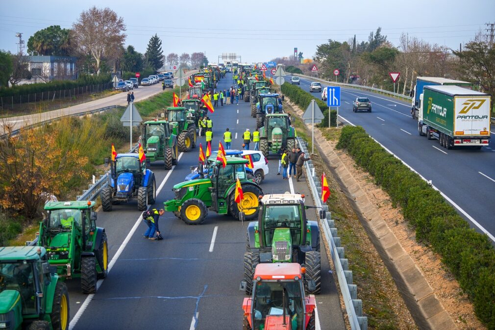 Protestas no autorizadas de agricultores cortan carreteras en Andalucía