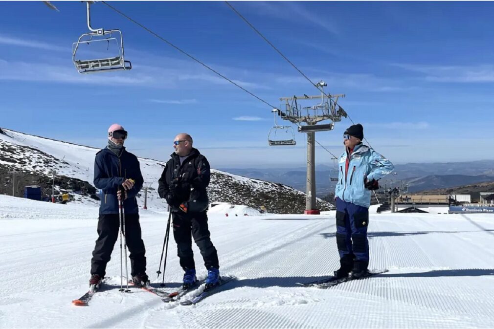 El responsable FIS, Alberto Schiavon, y el jefe de competición de Sierra Nevada, Víctor Torrecillas