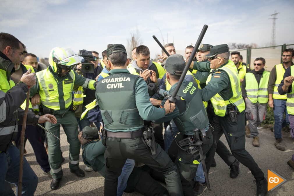 Segundo dia de cortes en la autovía de Granada por los Tractores