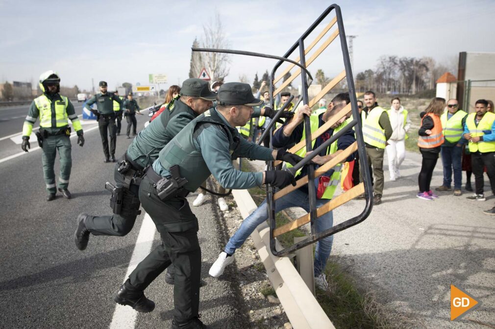 Segundo dia de cortes en la autovía de Granada por los Tractores