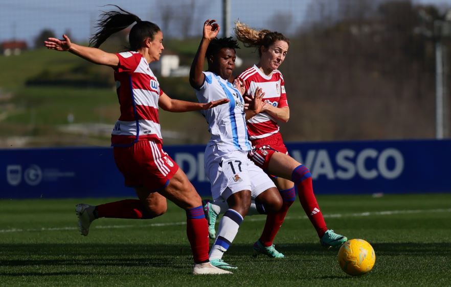 Lance del partido entre la Real Sociedad y el Granada Femenino disputado en Zubieta