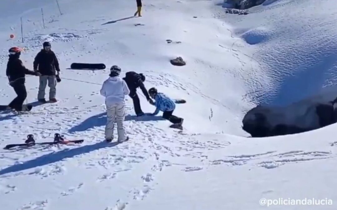 Rescatado tras salirse de pista y caer a una poza de agua helada en Sierra Nevada