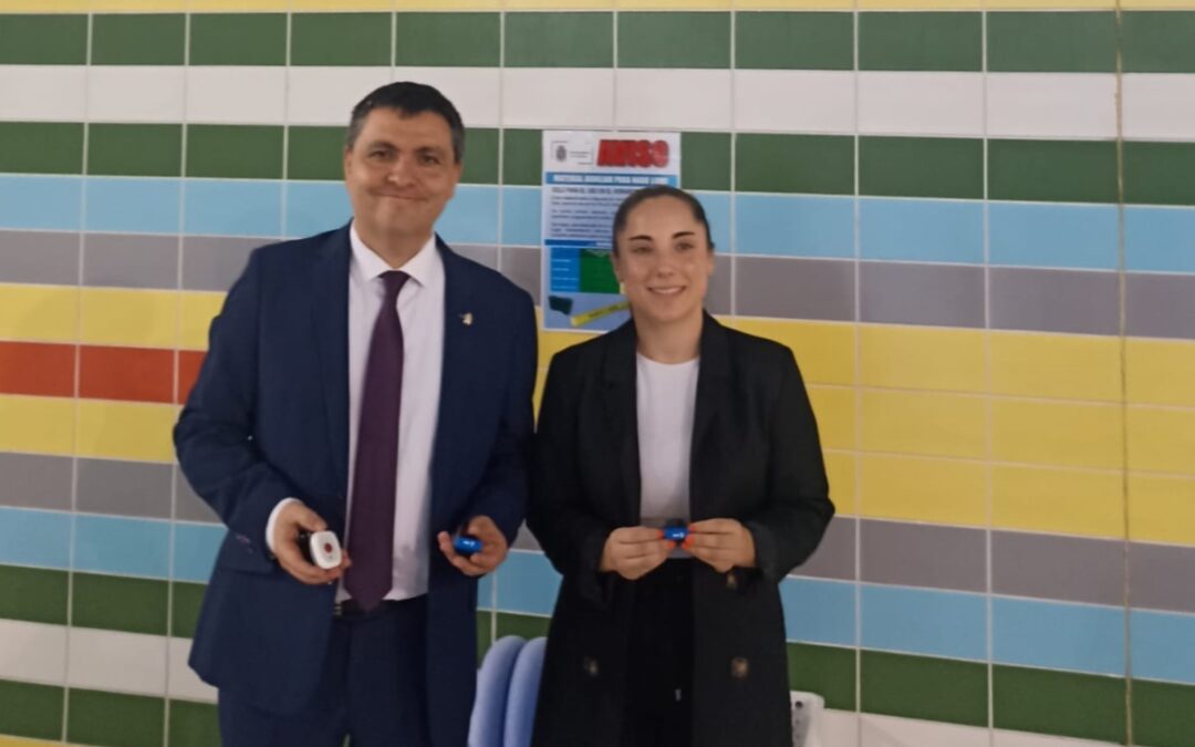 Nagi, el sistema implantado en la piscina de La Chana que conecta a nadador y socorrista