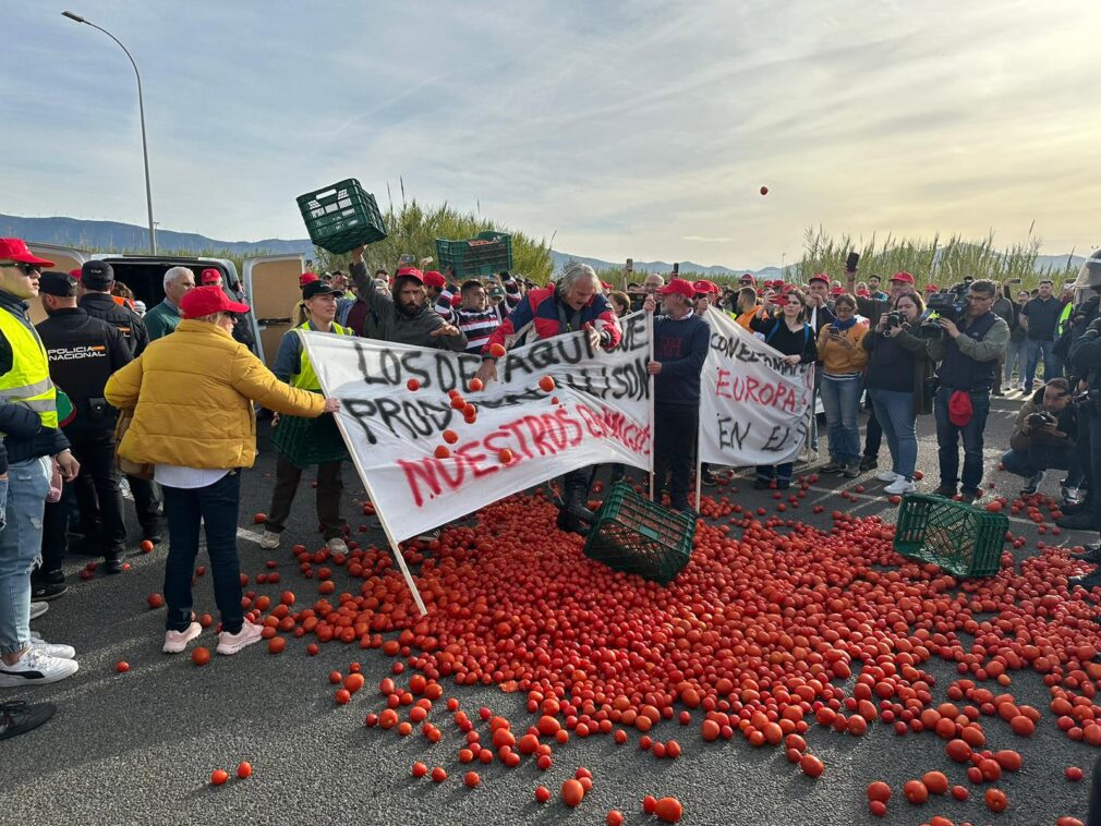 Protestas agricultores en el Puerto de Motril (Granada) en el marco de la tractorada del 14 de febrero, Día de los Enamorados